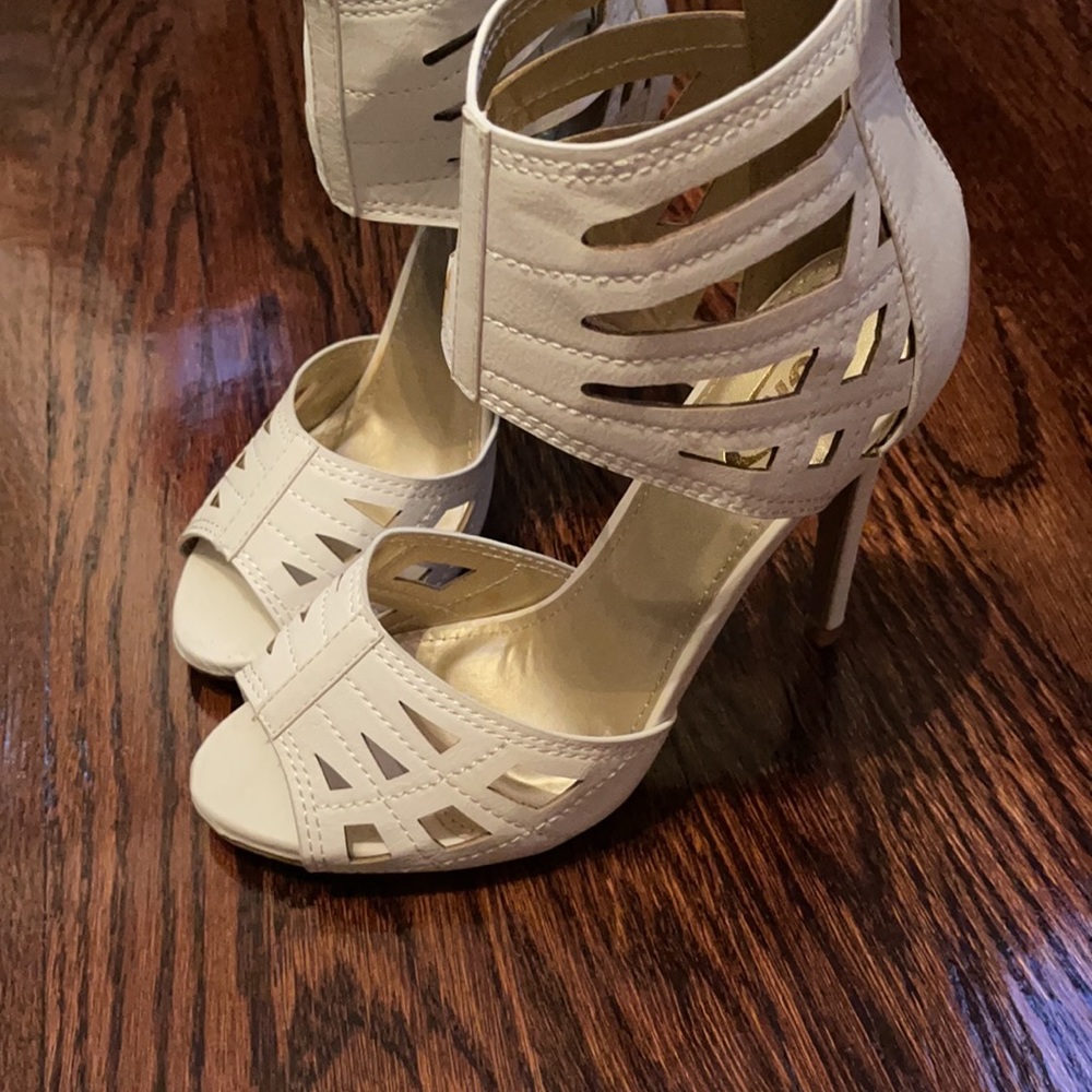 Women’s cut out open toe ankle pumps